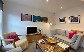 Stylish 3 Bedroom Apartment In Historic City Centre Building